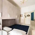 Guesthost - Attic With View In Apartment Trani